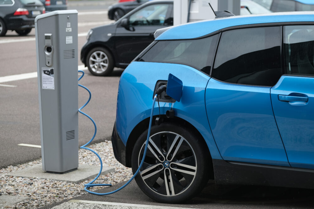 E-Auto wird an Ladestation aufgeladen