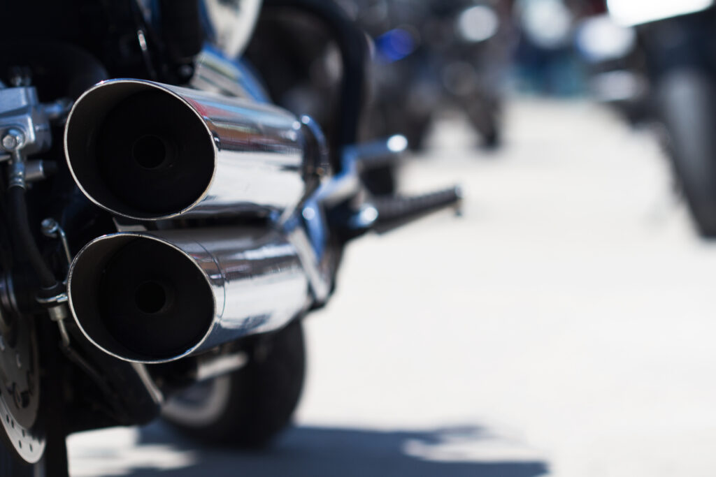 Motorrad mit zweifachem Auspuff