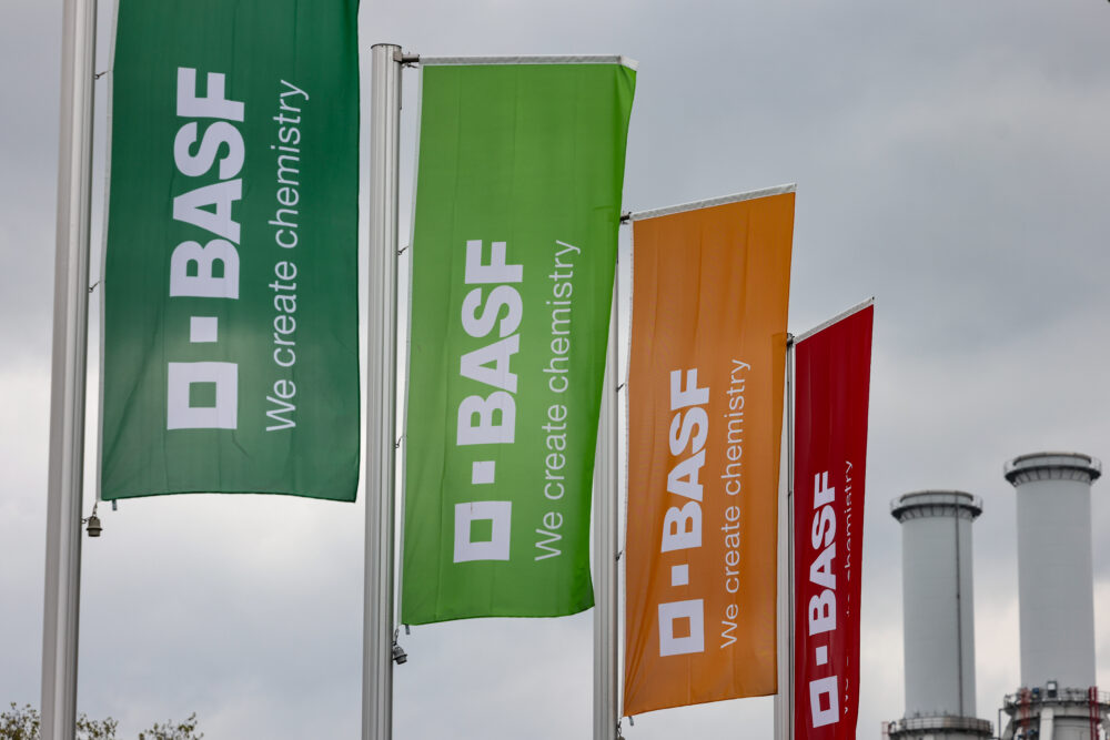 Fahnen schwenken in der Luft und tragen BASF Aufschrift und Logo