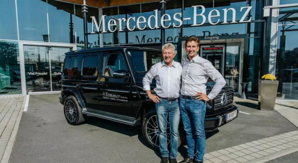 Autohaus Temmer Mercedes Autohaus Die Geschäftsführer vom Autohaus Temmer Walter Temmer sen. und Andreas Temmer stehen vor dem Eingang zum Mercedes Autohaus. Hinter ihnen ein Mercedes in schwarz