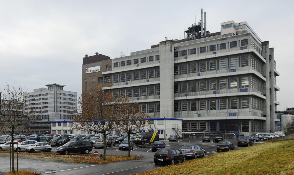 Firmengebäude der Clariant AG mit vielen Autos davor