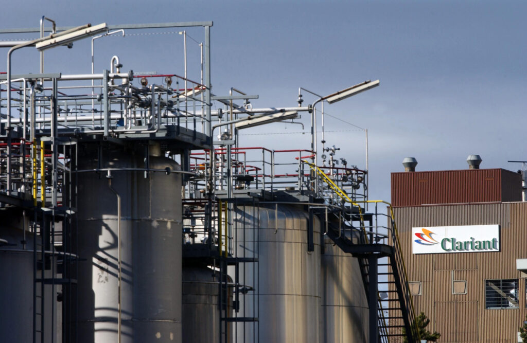 Firmengebäude von Clariant mit vielen großen Silos