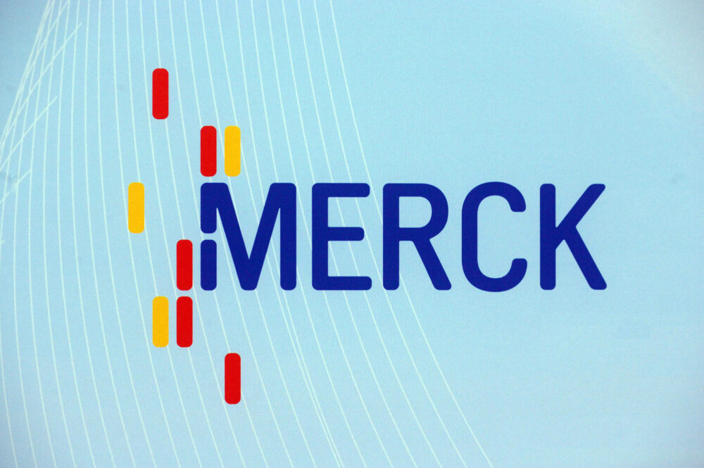 Logo von Merck in Großbuchstaben und auf türkisem Hintergrund
