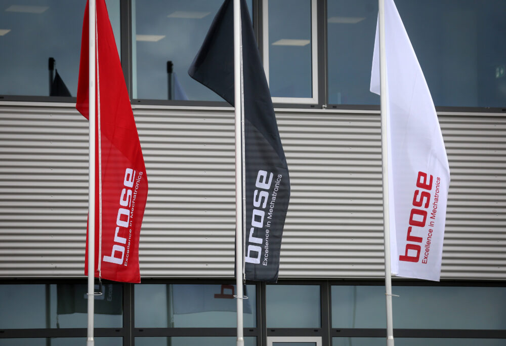 Drei Fahnen mit dem Logo von brose in rot, schwarz und weiß