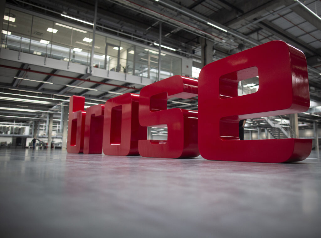 Produktionshalle in dem in riesigen roten Buchstaben brose steht