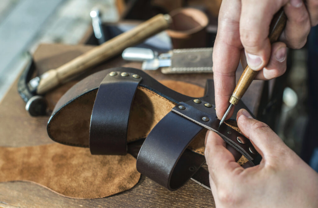 Mann repariert einen Schuh