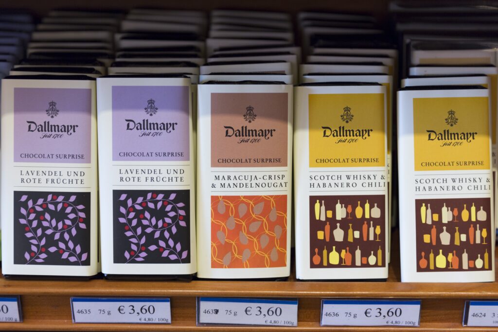 Dallmayr Dallmayer Chocoladen in einem Regal mit Lavendel, Maracuja-Crisp und Scotch Wisky