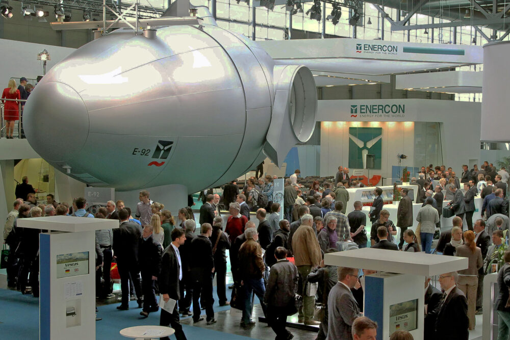 Enercon Windturbinenflügel in einer Ausstellungshalle mit vielen Menschen
