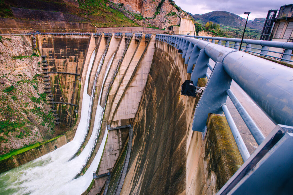 Wasserkraftanlage in einem steilen Berghang mit vielen Rohren