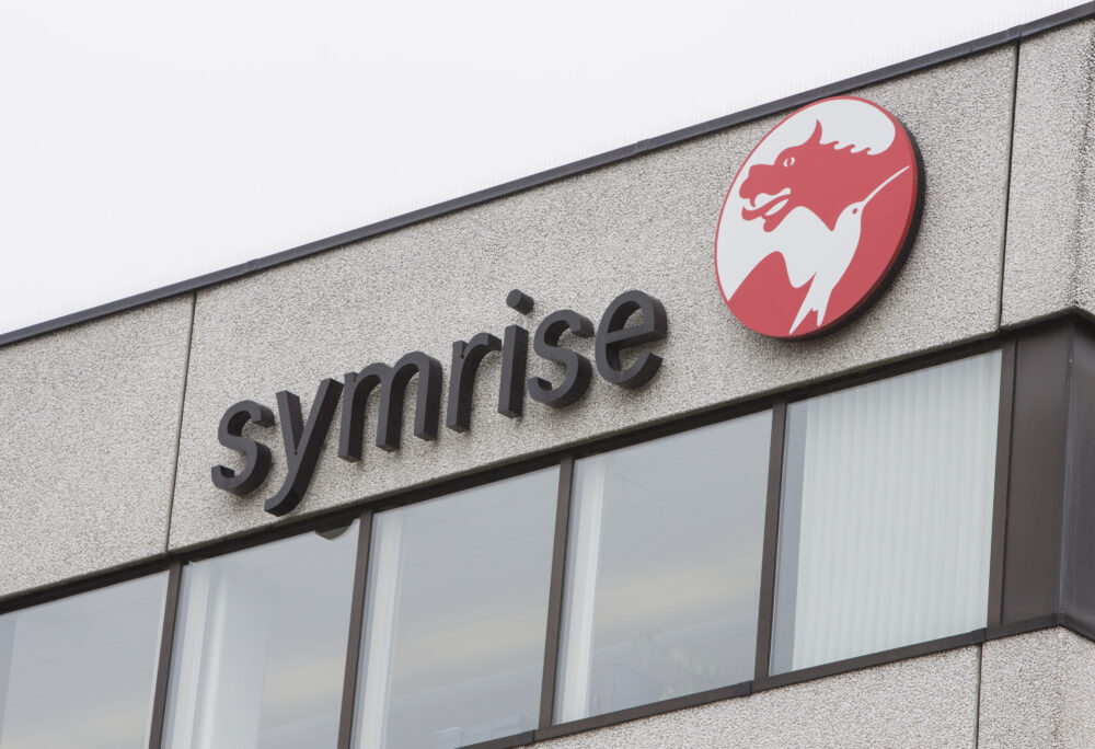 Logo von symrise auf einem Firmengebäude