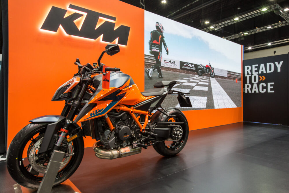 KTM Motorrad vor einer orangen Wand von KTM