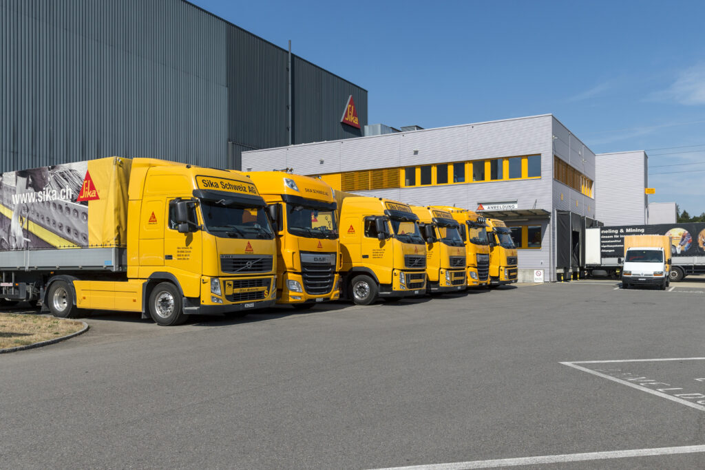 LWKs in gelb der Sika AG stehen vor einem Firmengebäude