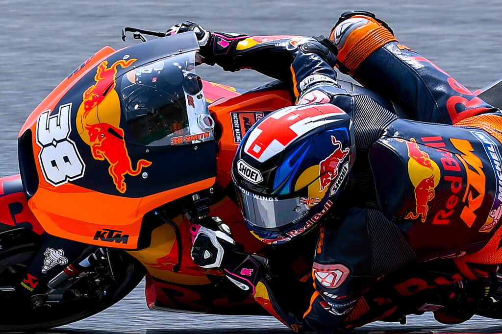 KTM KTM-Motorrad mit einem Fahrer, der sich sehr steil in eine Kurve legt