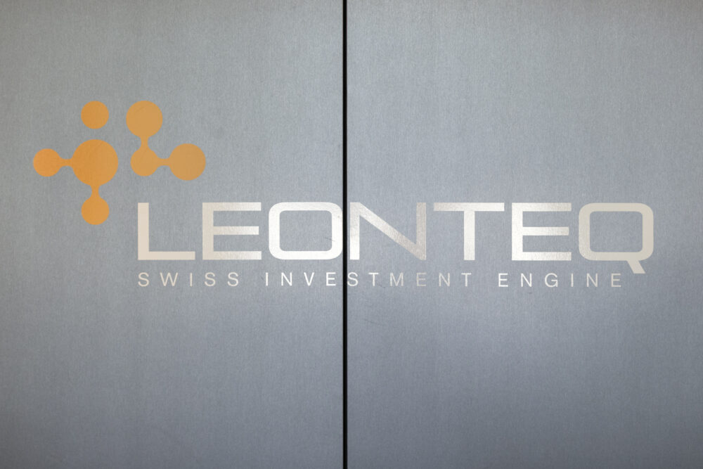 Logo von Leontey in weißen Buchstaben und gelben Punkten auf der linken Seite