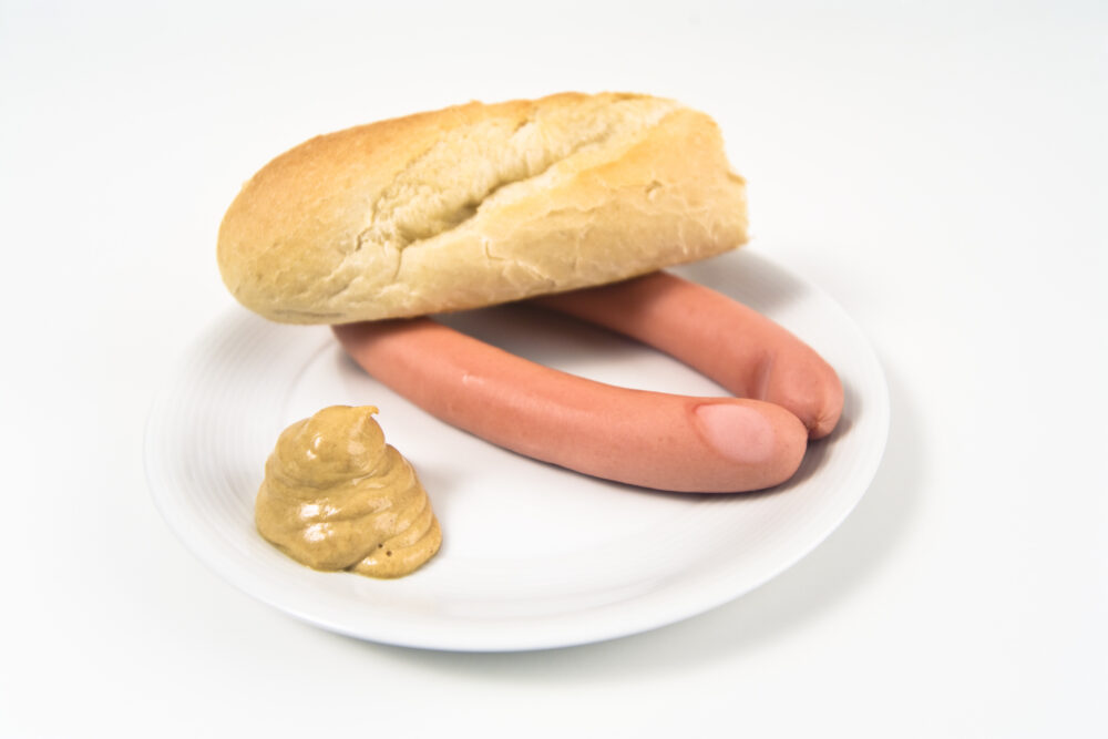 Frankfurter Würstel mit Semmel und Senf