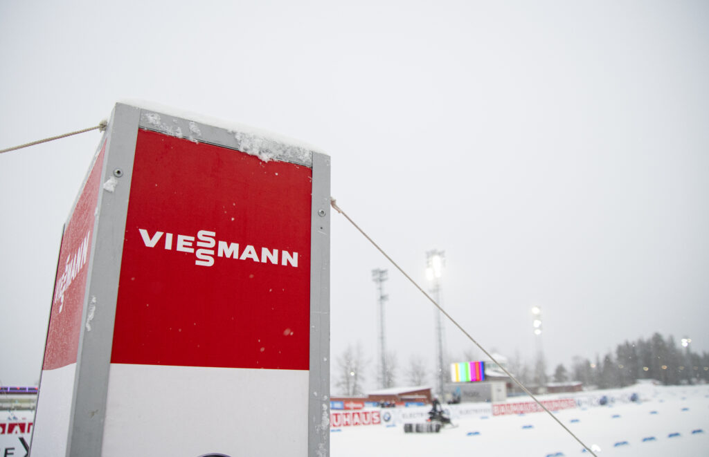 Logo von Viessmann - dahinter eine Schneelandschaft