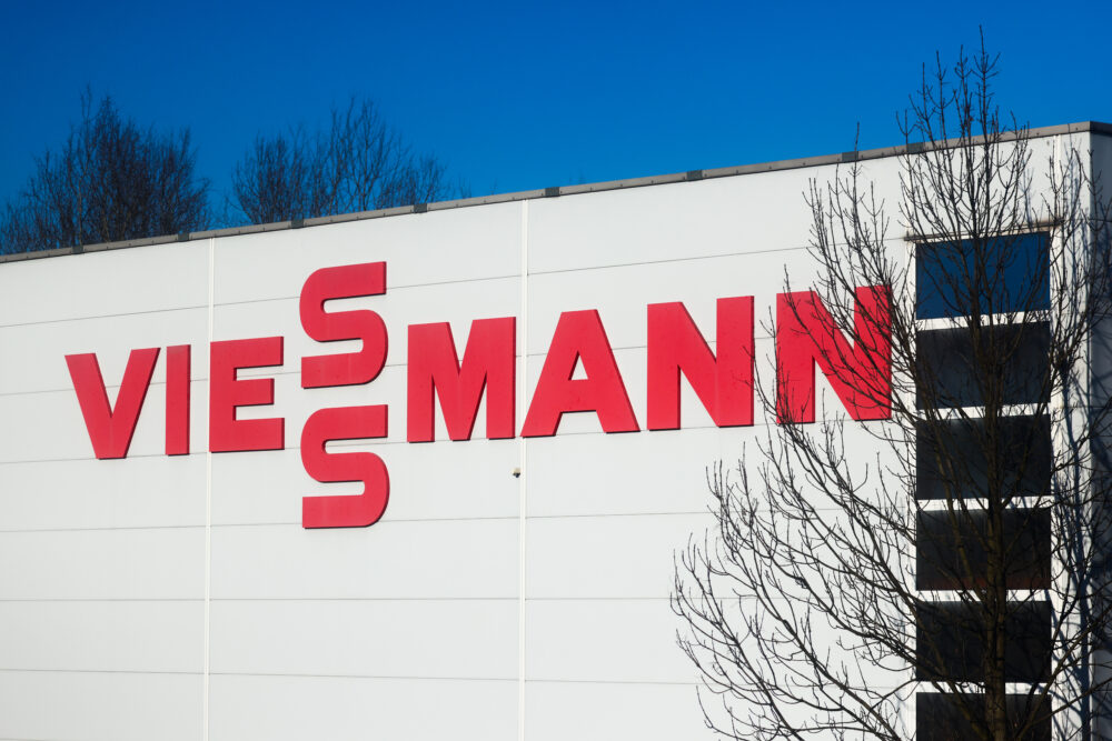 Logo von Viessmann auf einem Firmengebäude