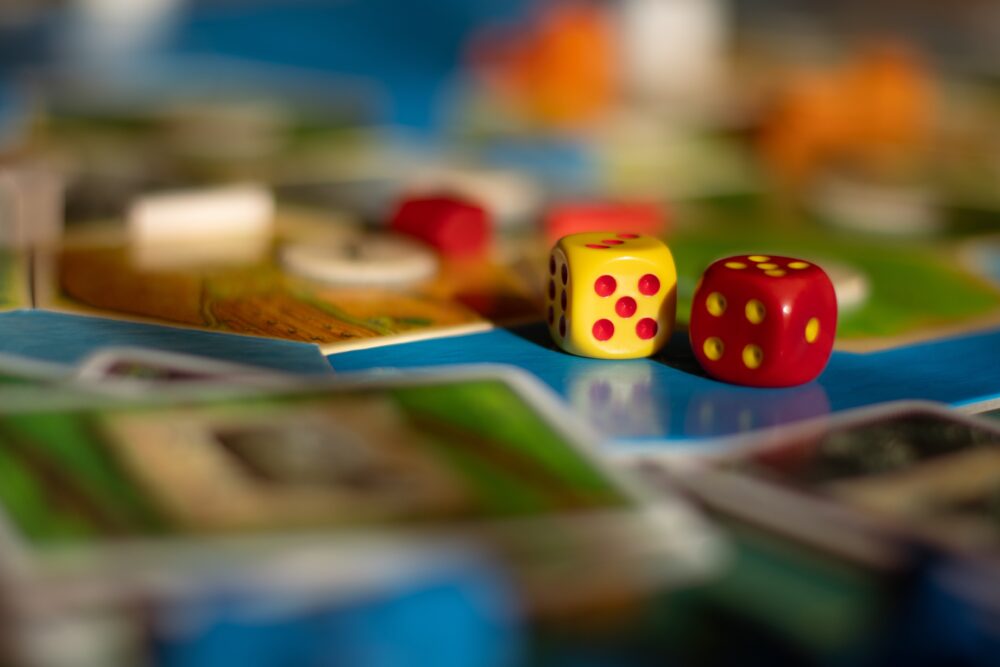 roter und gelber Würfel auf einem Spielbrett