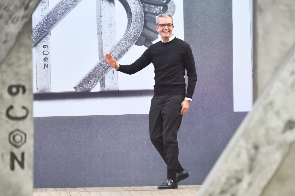 CEO von Arkis geht eine Stiege hinunter und winkt