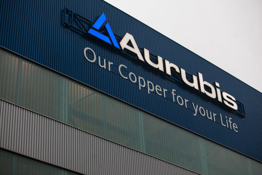 Logo von Aurubis auf einem Gebäude