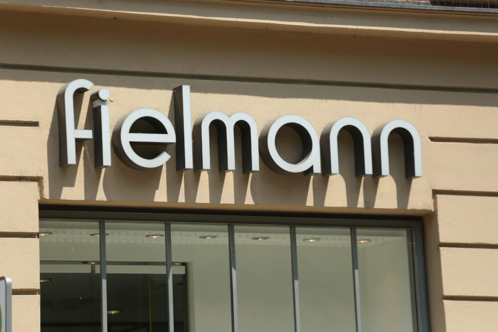 Logo von Fielmann am Eingang einer Filiale