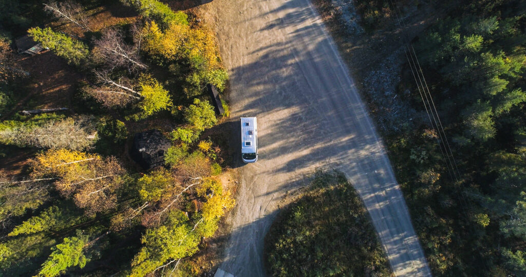 Luftaufnahme einer Straßenkreuzung von oben die ein Wohnmobil auf der linken Seite zeigt