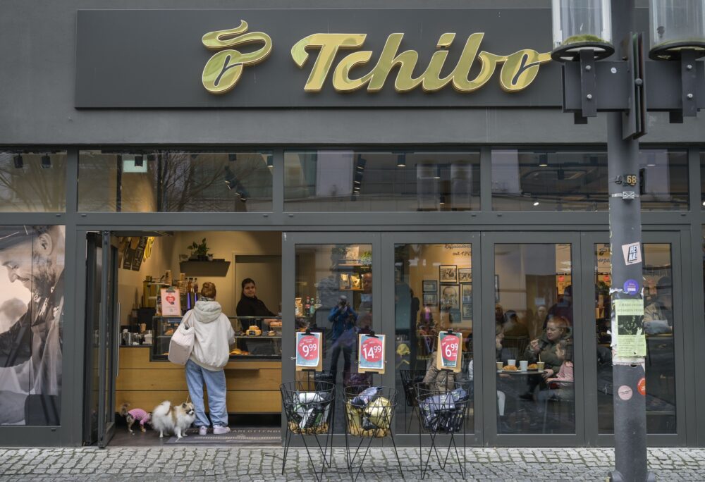 Logo von Tchibo über dem Eingang zu einer Filiale