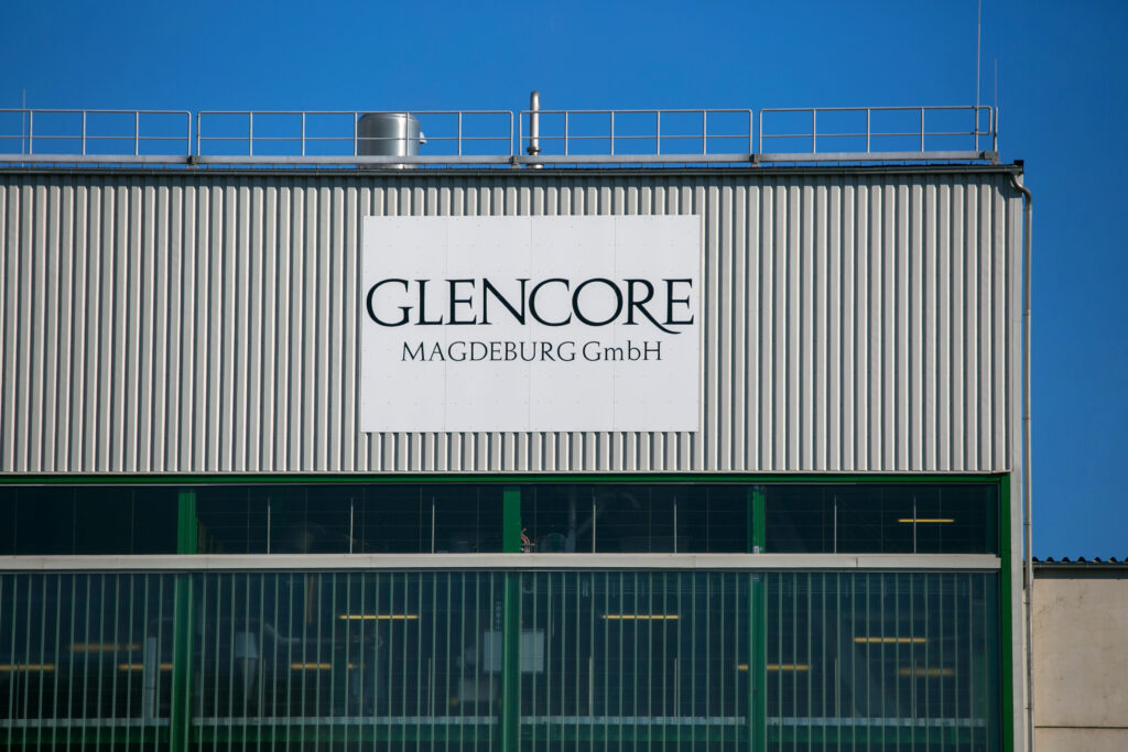 Logo von Glencore auf einem Firmengebäude