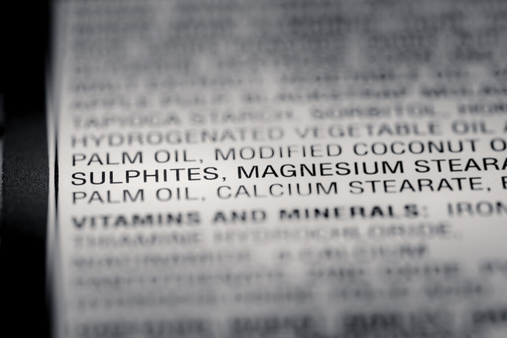Nahaufnahme von Sulphiten, Magnesium auf einem Papier geschrieben