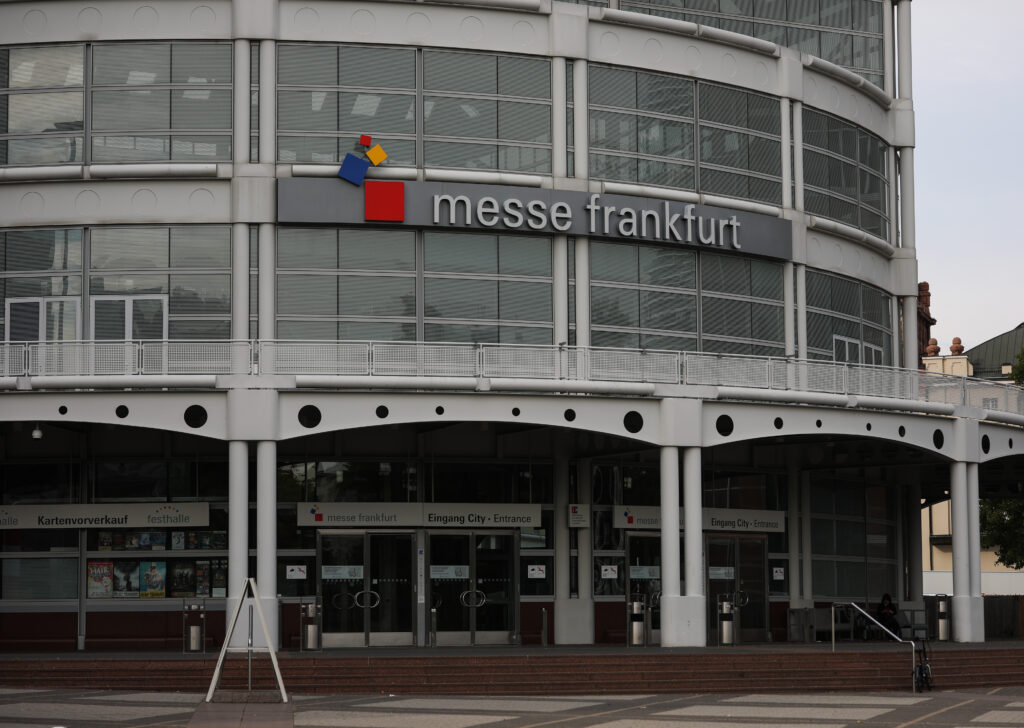 Logo von Messe Frankfurt an einem Eingang