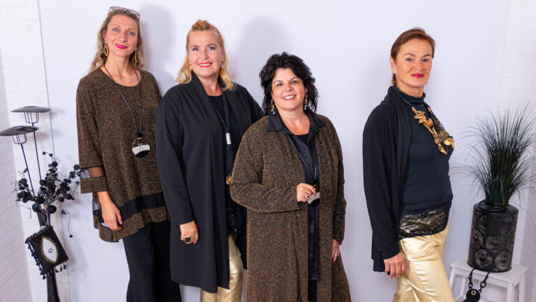 ModeWelt Manu Kainer bietet farbenfrohe, außergewöhnliche Damenmode 34–48+, Online-Shop, Private Shopping Fürstenfeld & typgerechte Mode für Frauen in AT, DE & CH.