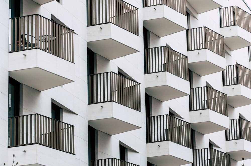 Moderne Wohnhausfassade mit begrünten Balkonen symbolisiert das Neubauprojekt von 3SI in Wien – Foto: wal_172619 / Pixabay