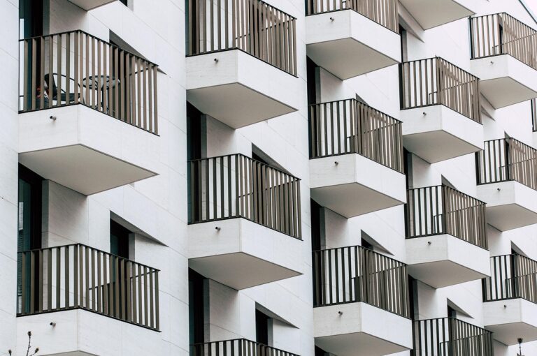 Moderne Wohnhausfassade mit begrünten Balkonen symbolisiert das Neubauprojekt von 3SI in Wien – Foto: wal_172619 / Pixabay