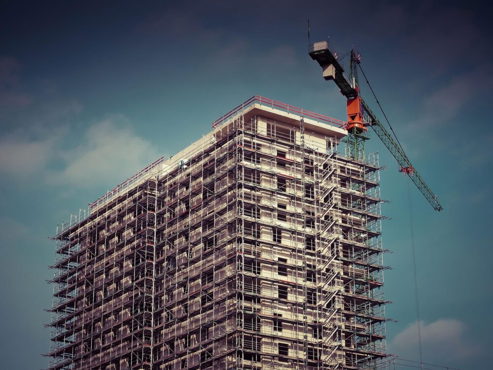 Baustelle mit Kränen symbolisiert die schwierige Finanzierung von Berliner Baufirmen – Foto: 652234 / Pixabay