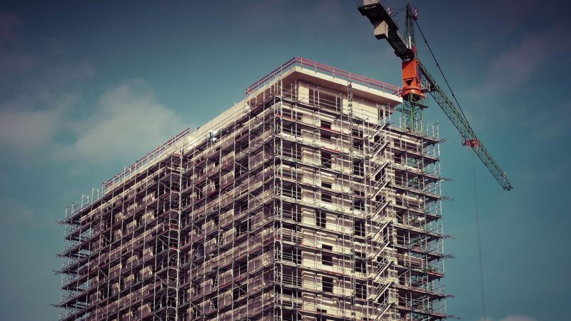 Baustelle mit Kränen symbolisiert die schwierige Finanzierung von Berliner Baufirmen – Foto: 652234 / Pixabay