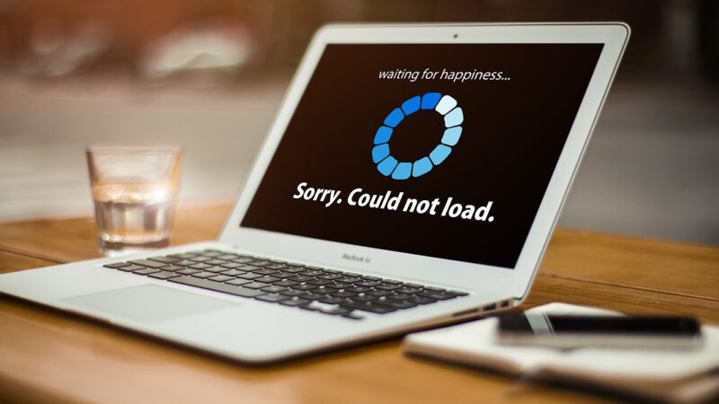 Leere Büroarbeitsplätze mit Computerbildschirmen symbolisieren den Ansturm auf die BMW-Abfindung im Mitarbeiterportal – Foto: geralt / Pixabay