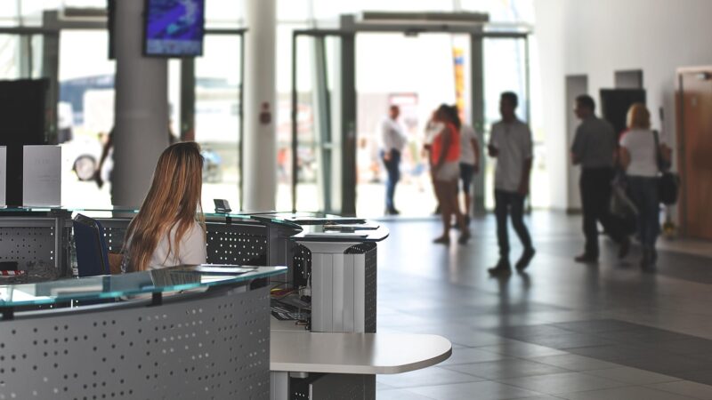 Moderne Bürolobby mit Glasfronten und warmem Morgenlicht als Symbolbild für die besten Arbeitgeber Europas – Foto: AS_Photography / Pixabay