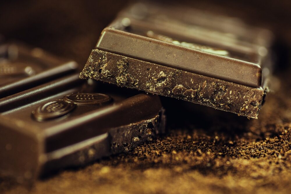 Schokoladentafeln auf einem Förderband symbolisieren den Konzern, bei dem der Lindt-CEO entlassen wurde – Foto: AlexanderStein / Pixabay