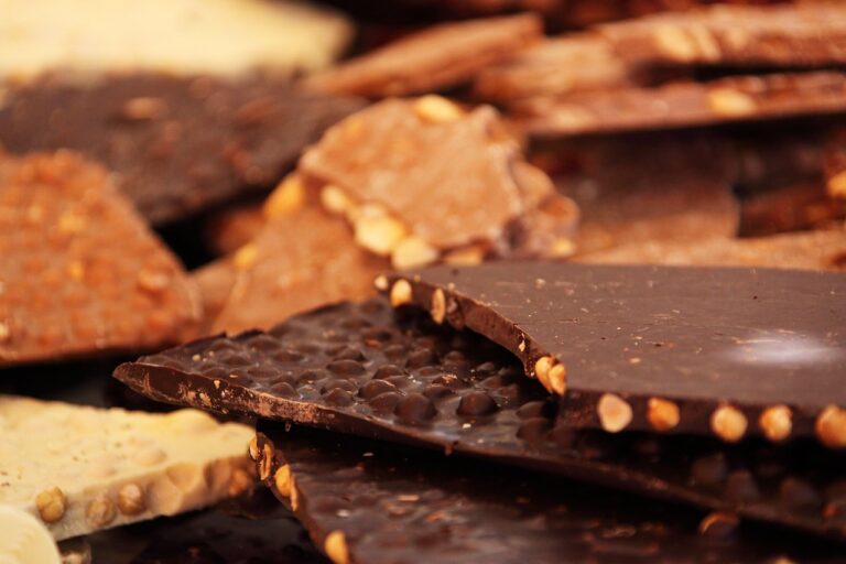 Produktionslinie für Schokolade in einer Fabrikhalle, aufgenommen im Zuge des Lindt Führungswechsels an der Unternehmensspitze – Foto: PublicDomainPictures / Pixabay