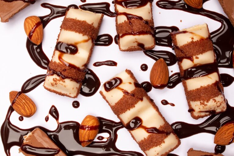 Nahaufnahme von Waffelwürfeln mit Himbeercreme und sauren Bonbons zeigt die neue Edition von Manner und hitschies – Foto: tamanna_rumee / Pixabay