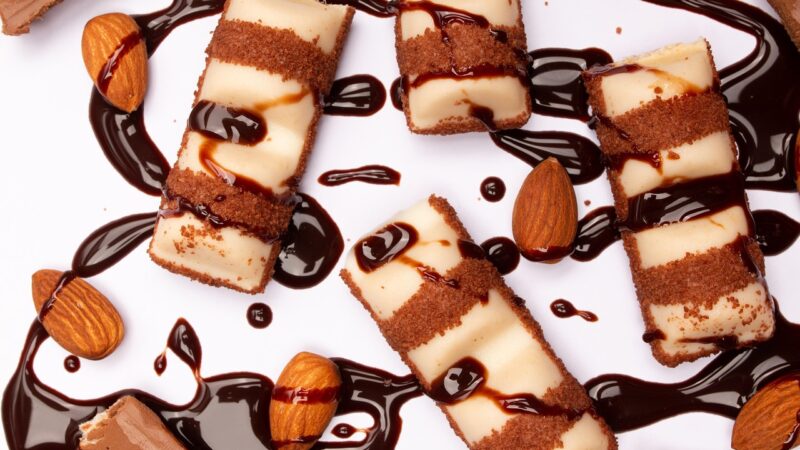 Nahaufnahme von Waffelwürfeln mit Himbeercreme und sauren Bonbons zeigt die neue Edition von Manner und hitschies – Foto: tamanna_rumee / Pixabay