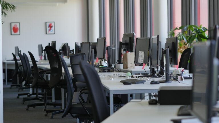 Leere Schreibtische in einem modernen Büro stehen sinnbildlich für den Netflix-Stellenabbau – Foto: derschoeneali / Pixabay