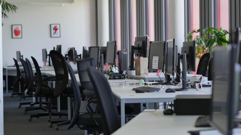 Leere Schreibtische in einem modernen Büro stehen sinnbildlich für den Netflix-Stellenabbau – Foto: derschoeneali / Pixabay