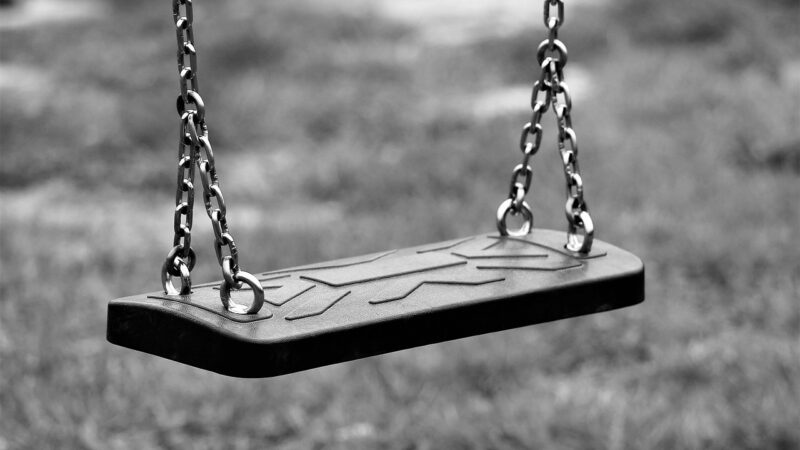 Ein verlassener Spielplatz mit Schaukeln steht sinnbildlich für die eingeschränkten Spielmöglichkeiten von Kindern weltweit, auf die die SOS-Kinderdörfer hinweisen – Foto: GoranH / Pixabay