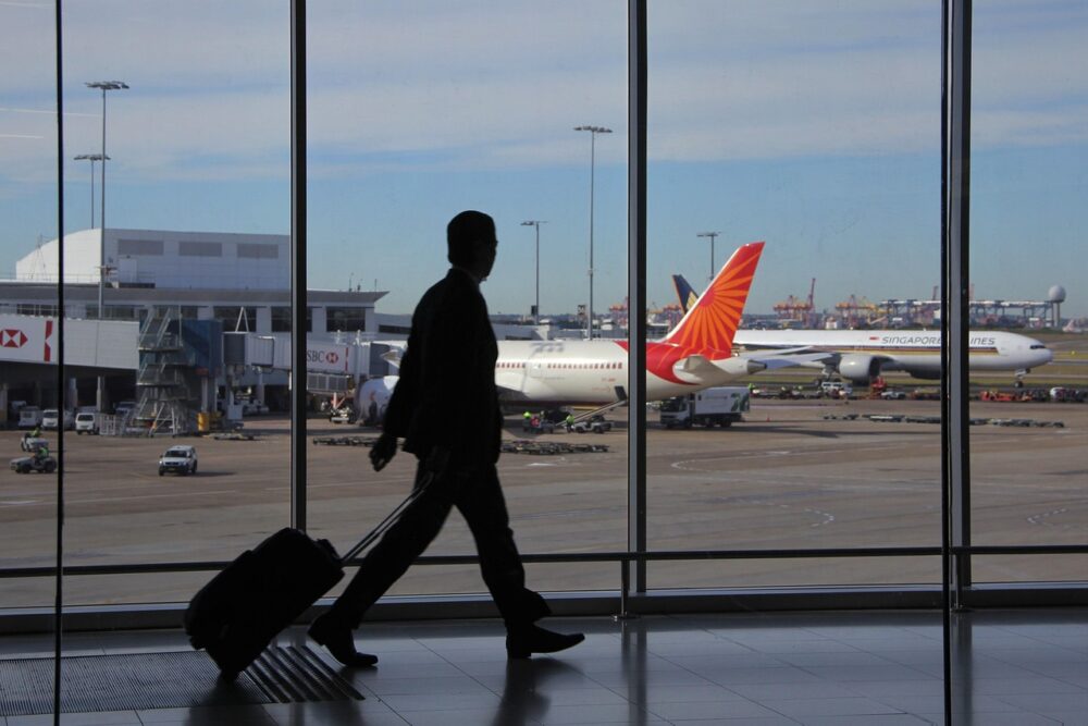 Ein Flugzeug steht am frühen Morgen am Gate, sinnbildlich für die Schließung der Ryanair-Basis in Berlin – Foto: Nel_Botha / Pixabay