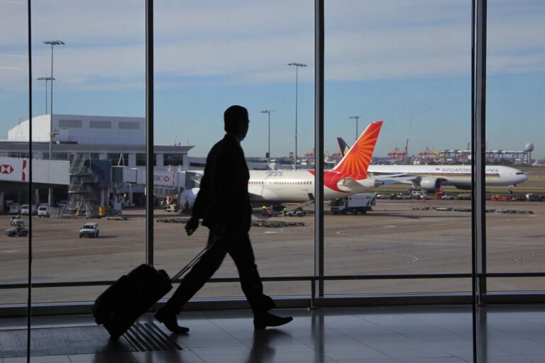 Ein Flugzeug steht am frühen Morgen am Gate, sinnbildlich für die Schließung der Ryanair-Basis in Berlin – Foto: Nel_Botha / Pixabay